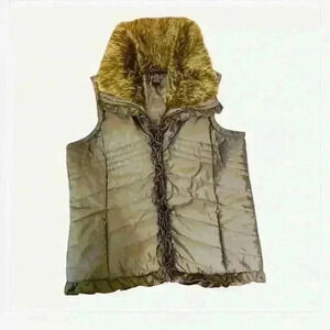 Women's New Directions Silver Gray Quilted Zip Ruffled Vest Faux Fur Collar